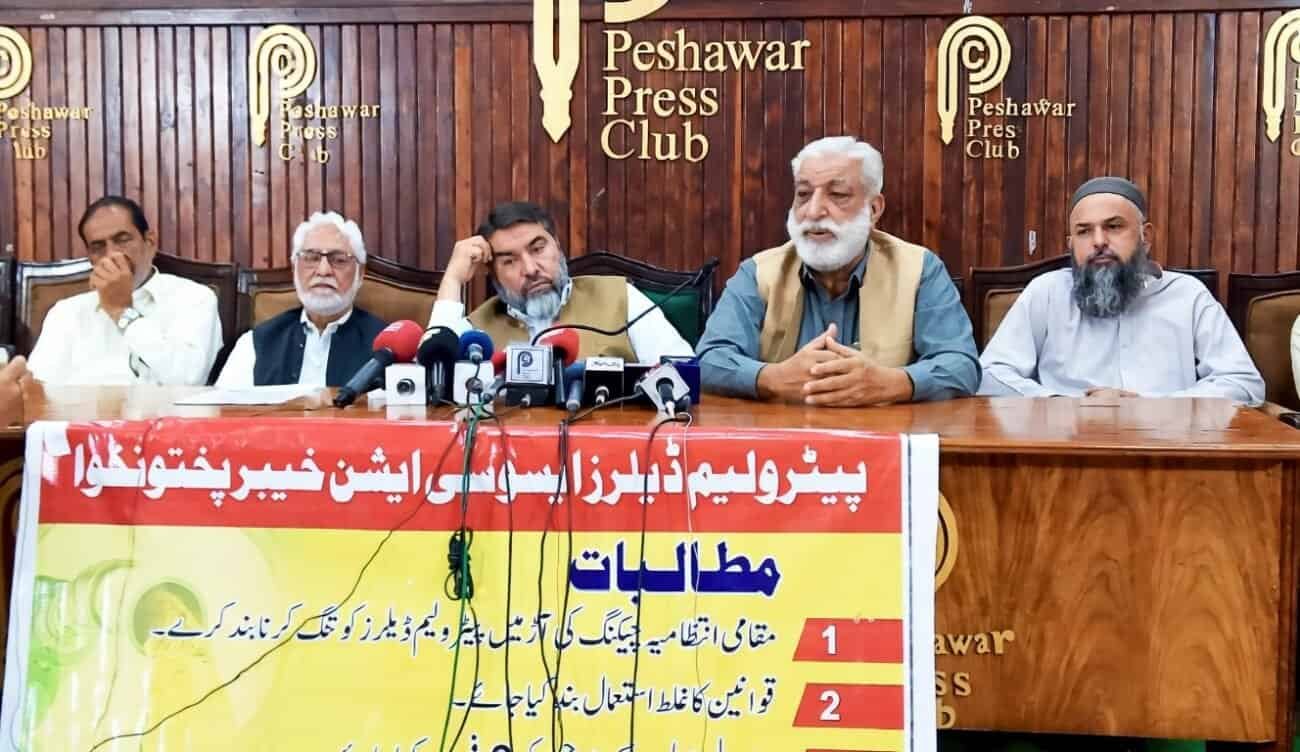 پٹرولیم ڈیلرز خیبر پختونخوا میں ہڑتال کی دھمکی دے رہے ہیں، مارجن میں اضافے کا مطالبہ.